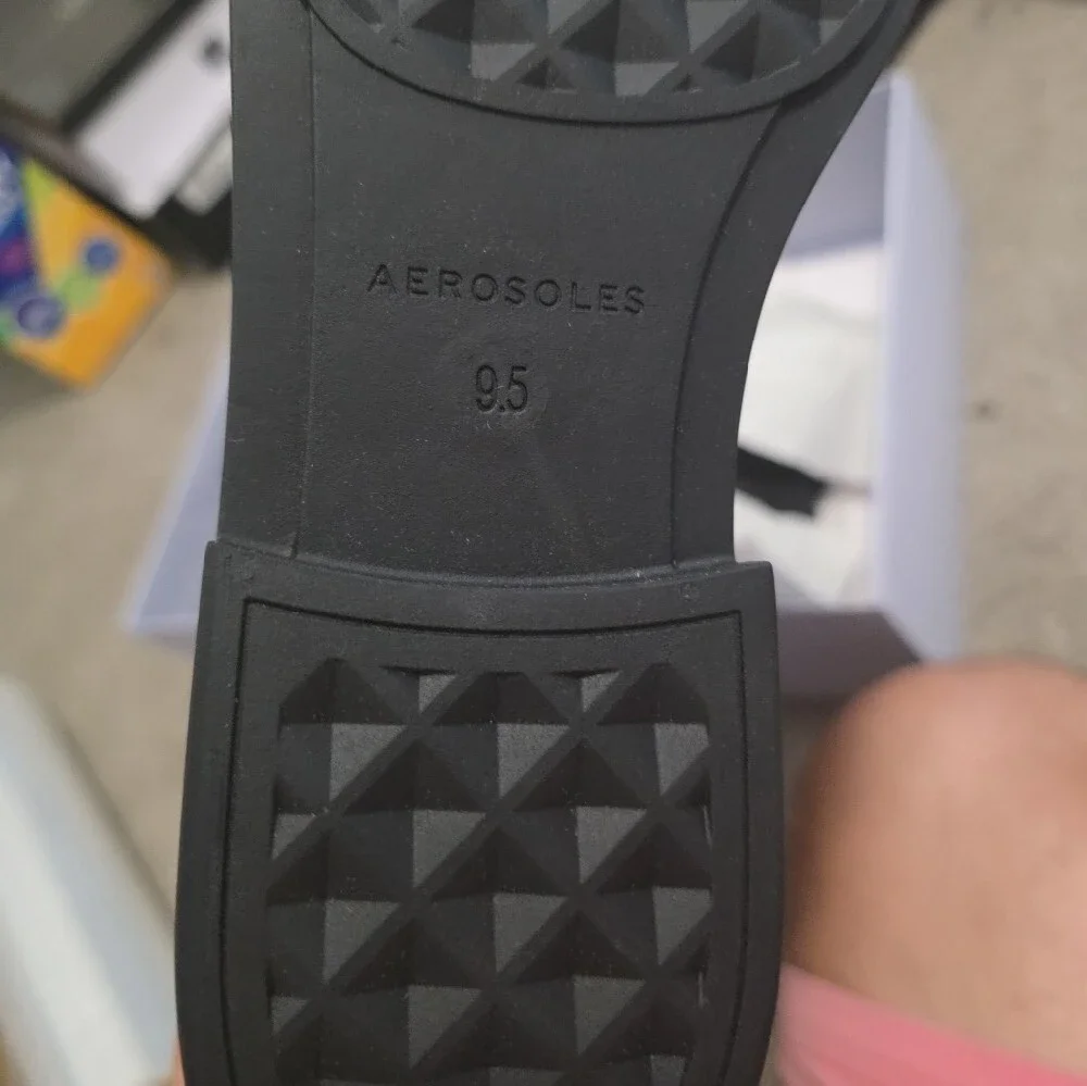 AEROSOLES sleek black